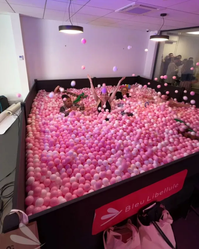 Quatre invitées dans une piscine à balles géantes de Catchingbox lors de l'évènement Bleu Libellule