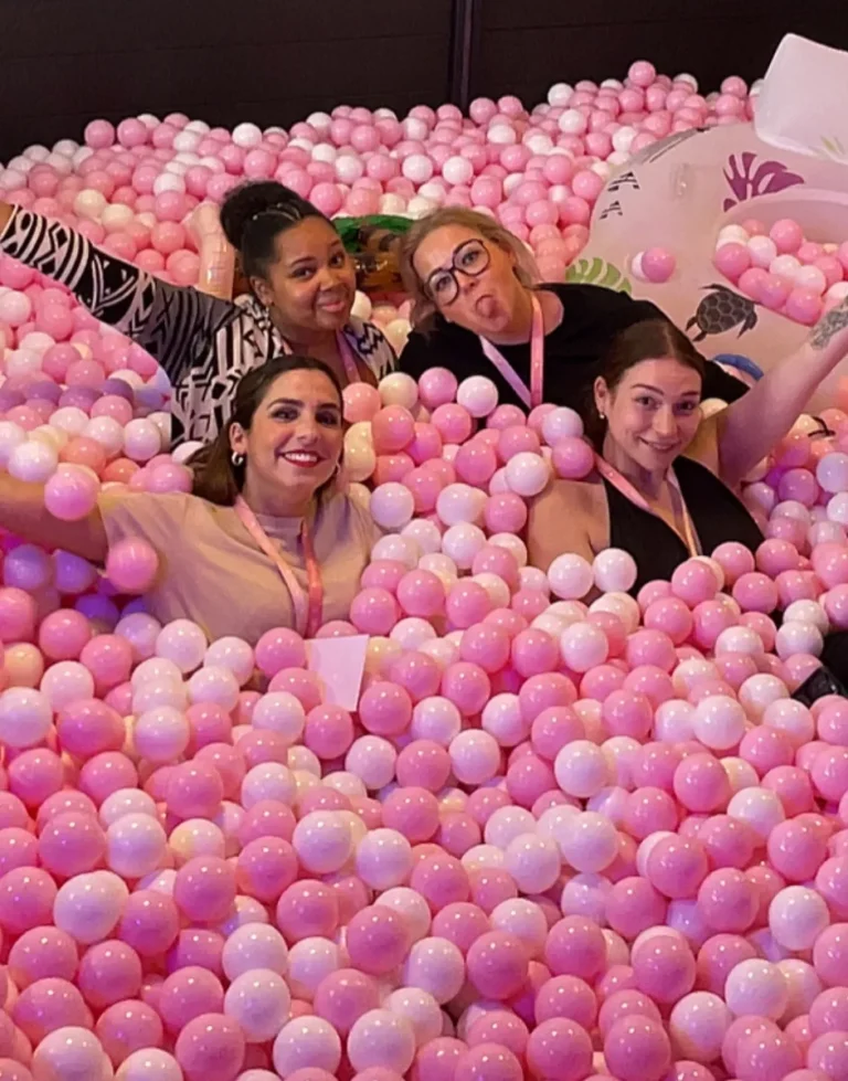 Quatre invitées dans une piscine à balles géantes de Catchingbox lors de l'évènement Bleu Libellule