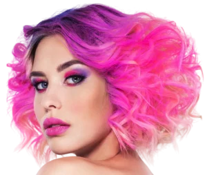 Portrait de Pinky, une des égéries créatives de Catchingbox, avec des cheveux roses et violets vibrants et un maquillage audacieux.