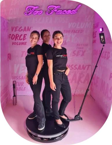 Trois femmes posant sur un Photobooth 360 Catchingbox lors d'un événement Sephora