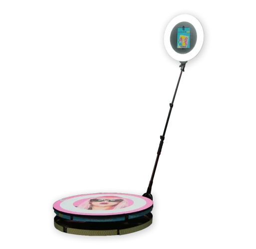 Photobooth 360 de Catchingbox avec une plateforme circulaire et un support pour caméra avec éclairage circulaire.