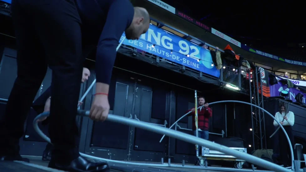 Équipe de Catchingbox installant un photocall au stade Paris la Défense Arena pour le Racing 92 devant la foule.